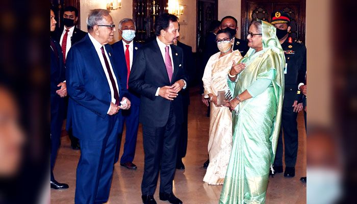 বঙ্গ ভবনে সাংস্কৃতিক সন্ধ্যায় রাষ্ট্রপতি মো. আব্দুল হামিদ ও ব্রুনাই দারুসসালামের সুলতান হাজী হাসানাল বলকিয়াহ মুইজ্জাদ্দিন ওয়াদ্দৌলাহ প্রধানমন্ত্রী শেখ হাসিনা ও বঙ্গবন্ধুর ছোট কন্যা শেখ রেহানা উপস্থিত ছিলেন। বঙ্গভবন ফটো