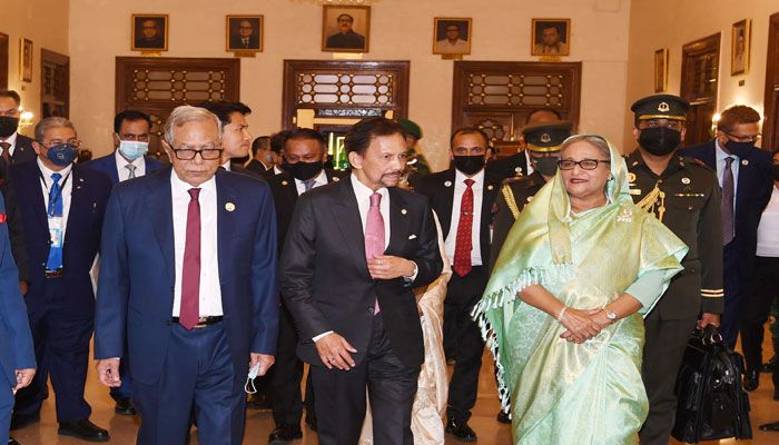 বঙ্গ ভবনে সাংস্কৃতিক সন্ধ্যায় রাষ্ট্রপতি মো. আব্দুল হামিদ ও ব্রুনাই দারুসসালামের সুলতান হাজী হাসানাল বলকিয়াহ মুইজ্জাদ্দিন ওয়াদ্দৌলাহ প্রধানমন্ত্রী শেখ হাসিনা ও বঙ্গবন্ধুর ছোট কন্যা শেখ রেহানা উপস্থিত ছিলেন। বঙ্গভবন ফটো