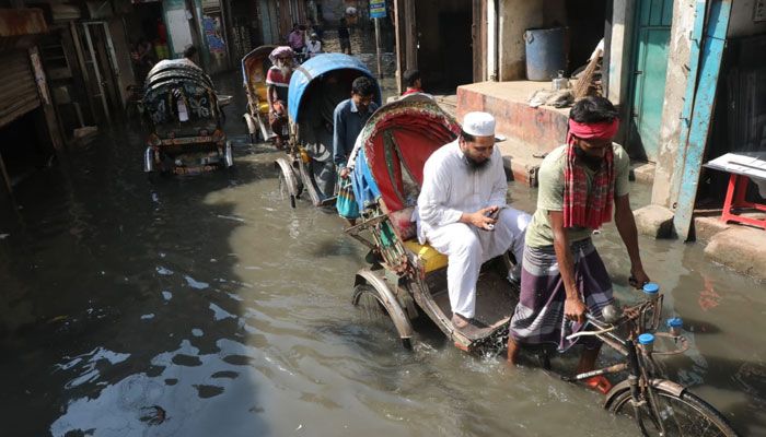 সড়কের পানিতে নগরজুড়ে যানজট