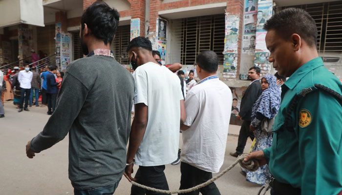 ﻿জঙ্গি ছিনতাইয়ের ঘটনার পর আদালত পাড়ায় নিরাপত্তা জোরদার করা হয়েছে।