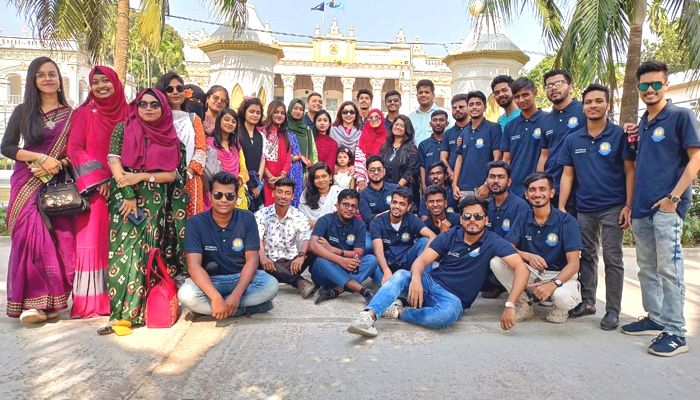 শিক্ষাসফরে মহেরা জমিদারবাড়ি
