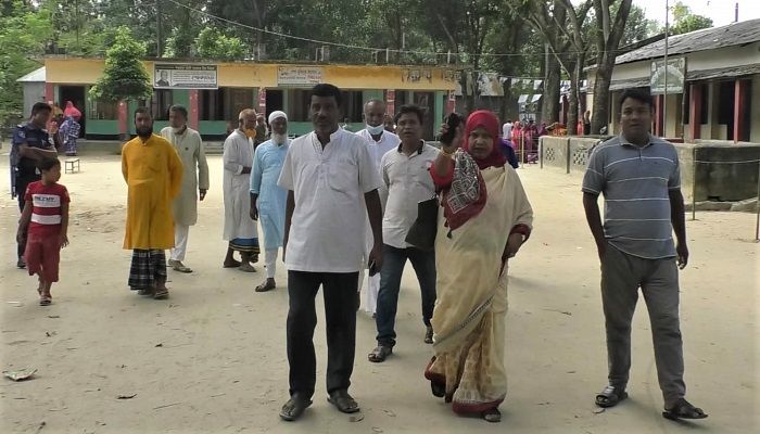 ভোট কেন্দ্রে প্রাথমিক ও গণশিক্ষা প্রতিমন্ত্রীর স্ত্রী। ছবি : প্রবা