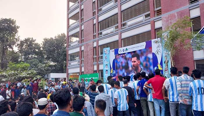 ফুটবলের রেশ অফিস-আদালতে, পাড়া-মহল্লায়