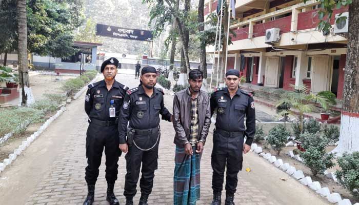 গ্রেপ্তার মো. রাসেল। ছবি : প্রবা