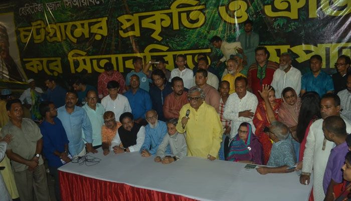 শুক্রবার বিকেলে সিআরবি চত্বরে আয়োজিত সমাপনী সাংস্কৃতিক অনুষ্ঠানে বিশিষ্টজনেরা। ছবি: প্রবা 