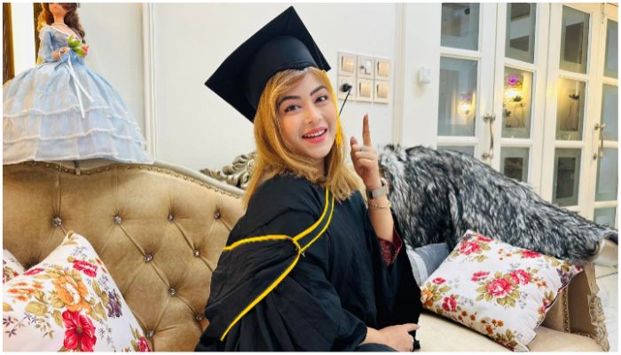 সমাবর্তনে অংশ নিয়ে আনন্দিত মিষ্টি, পেলেন সনদ