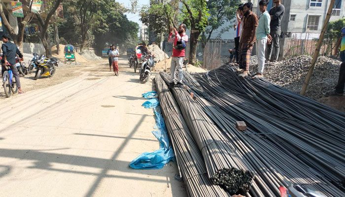 সড়কে রাখা নির্মাণসামগ্রী বেচে দিল ডিএনসিসি