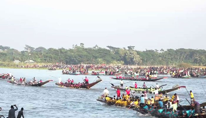 মধুমতিতে ঐতিহ্যবাহী নৌকা বাইচ