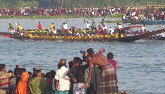 গোপালগঞ্জের টুঙ্গিপাড়া উপজেলার মধুমতি নদীতে গ্রাম বাংলার ঐতিহ্যবাহী নৌকা বাইচ অনুষ্ঠিত হয়েছে। ছবি: প্রবা