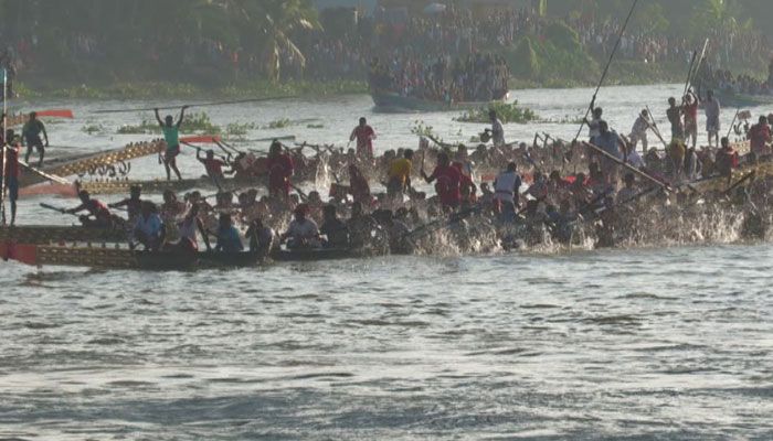 গোপালগঞ্জের টুঙ্গিপাড়া উপজেলার মধুমতি নদীতে গ্রাম বাংলার ঐতিহ্যবাহী নৌকা বাইচ অনুষ্ঠিত হয়েছে। ছবি: প্রবা