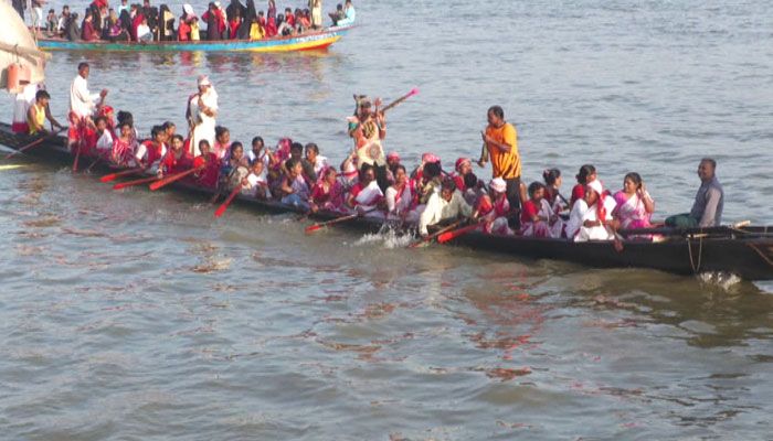 নৌকা বাইচে পুরুষদের পাশাপাশি নারীরাও অংশ নেন। ছবি : প্রবা
