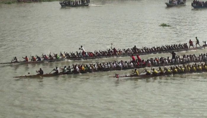 মধুমতিতে ঐতিহ্যবাহী নৌকা বাইচ