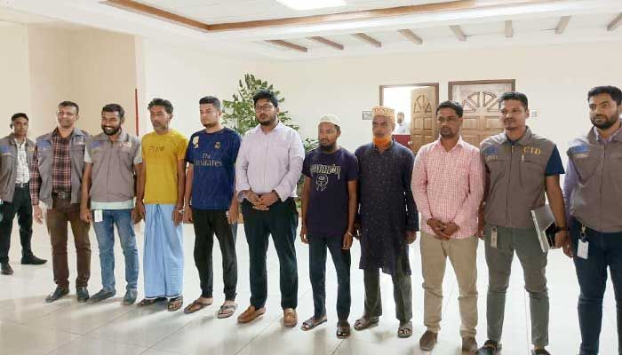 মোবাইল ব্যাংকিং ব্যবহার করে ৩০০ কোটি টাকা পাচার