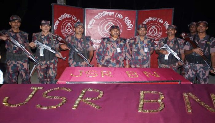 ক্ষেতের মাটি খুঁড়ে ৮০টি স্বর্ণের বার উদ্ধার