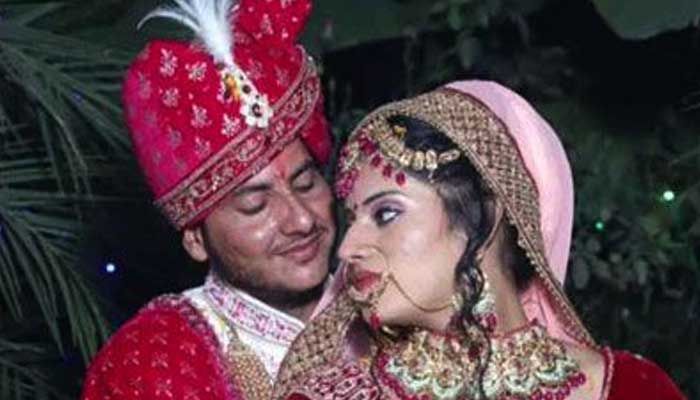 ছাত্রীকে বিয়ে করতে লিঙ্গ পরিবর্তন
