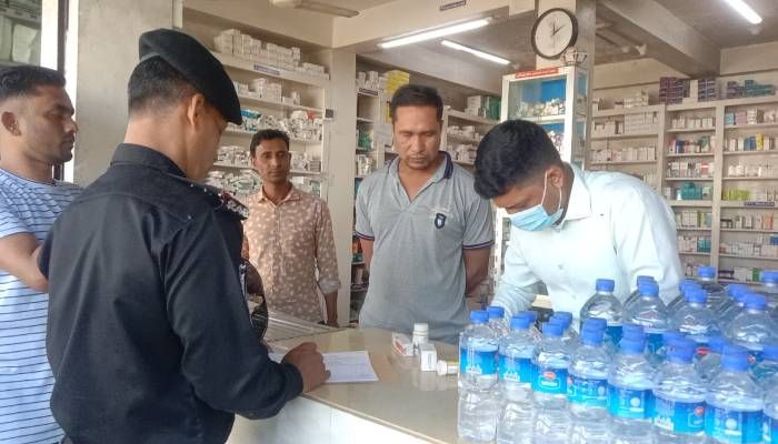 ফার্মেসিতে ভোক্তা সংরক্ষণ অধিদপ্তরের অভিযান। ছবি : প্রবা