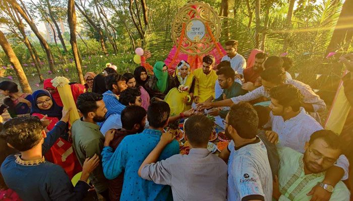 ক্যাম্পাসের ব্যাকলগ বাগানে শিক্ষার্থী শাহিনুর জামাল মুনার গায়েহলুদ অনুষ্ঠিত হয়। ছবি : প্রবা