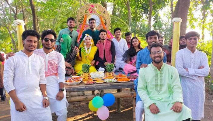 গায়েহলুদে মুনার বন্ধুসহ অংশ নিয়েছেন নিজ হল ও বিভাগের শিক্ষার্থীরা। ছবি : প্রবা