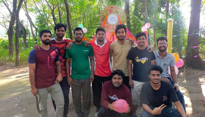 গায়েহলুদে মুনার বন্ধুসহ অংশ নিয়েছেন নিজ হল ও বিভাগের শিক্ষার্থীরা। ছবি : প্রবা