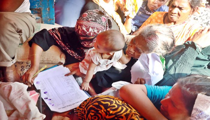  ওএমএসের পণ্য ক্রয়ের জন্য ঘণ্টার পর ঘণ্টা লাইনে দাঁড়িয়ে অপেক্ষা করছে মানুষজন 