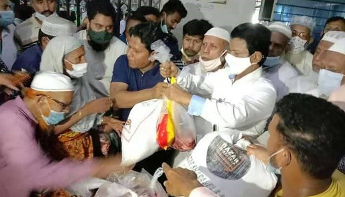 নারায়ণগঞ্জের রূপগঞ্জে নির্যাতিত, দরিদ্র মানুষের মাঝে খাদ্যসামগ্রী বিতরণ করেন রংধনু গ্রুপের চেয়ারম্যান আলহাজ্ব রফিকুল ইসলাম রফিক। রবিবারের ছবি