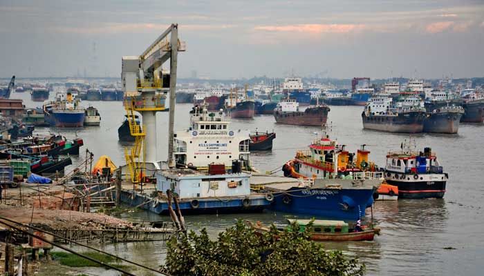 চট্টগ্রাম বন্দরের বহির্নোঙরে পণ্য খালাস শুরু