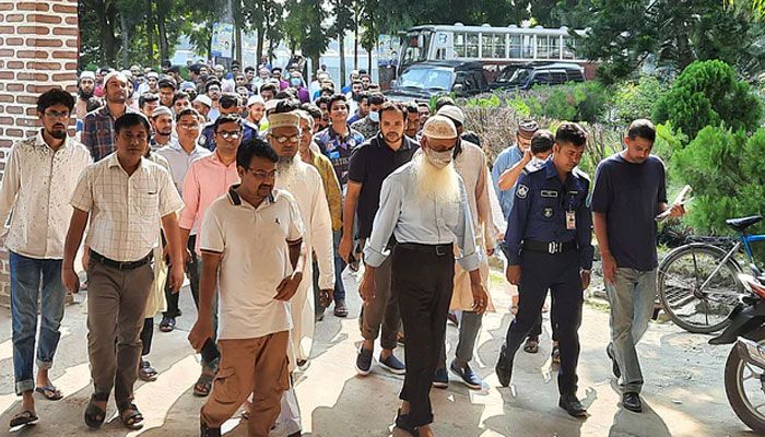 অবরুদ্ধ ভিসিকে উদ্ধার করল শিক্ষার্থীরা