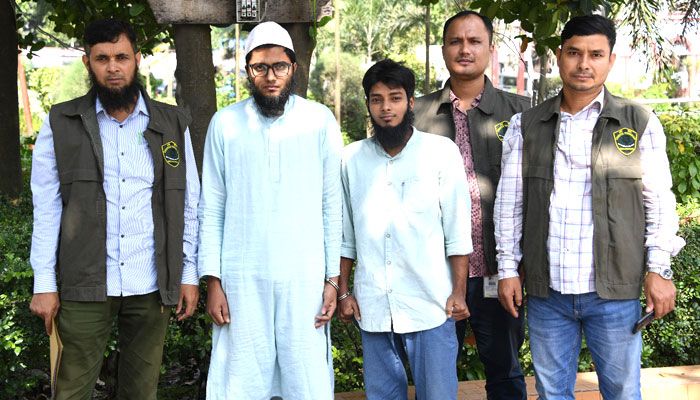 গ্রেপ্তার আনসার আল ইসলামের দুই সদস্য। ছবি : প্রবা 