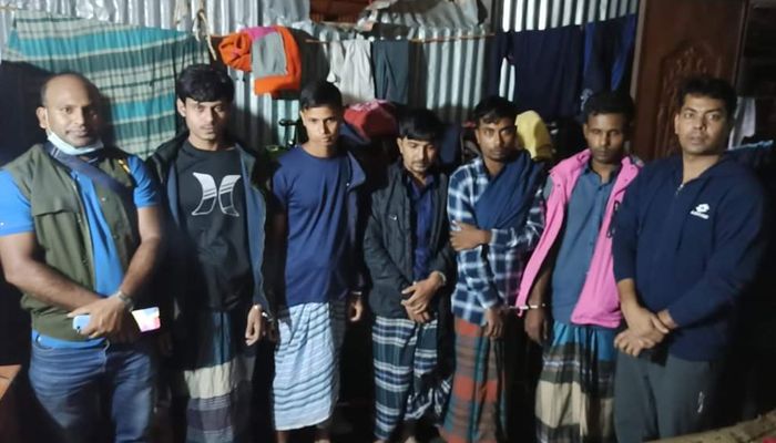 পাবনায় অস্ত্রসহ সর্বহারা পার্টির ৫ জন গ্রেপ্তার