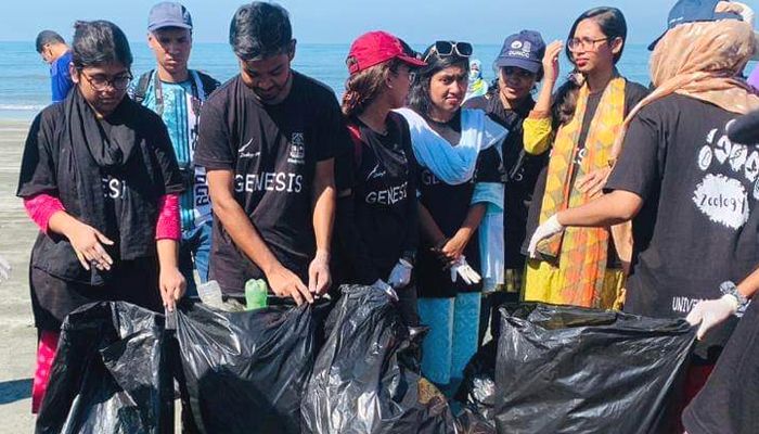 ৩০ মিনিটে ৬৫ কেজি প্লাস্টিক সংগ্রহ করে শিক্ষার্থীরা