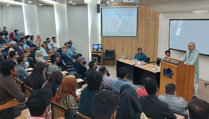 ইস্ট ওয়েস্ট ইউনিভার্সিটিতে ‘প্রজেক্ট শো’ অনুষ্ঠিত