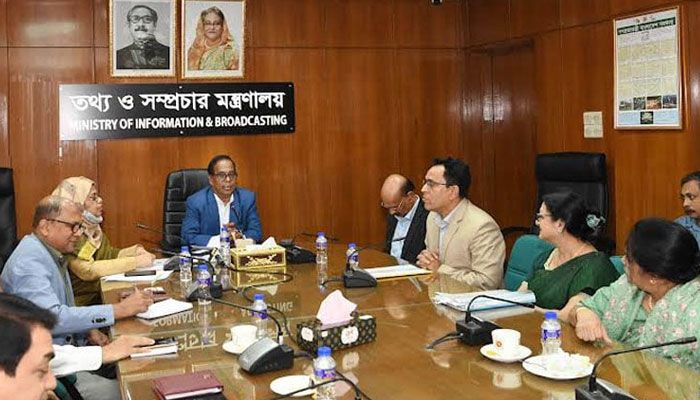 তথ্য ও সম্প্রচার মন্ত্রণালয়ের দপ্তর ও সংস্থাগুলোর প্রধানদের সঙ্গে মতবিনিময় করেছেন সচিব মো. হুমায়ুন কবীর খোন্দকার। ছবি: বাসস