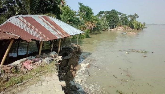খুলনার দাকোপে পশুর নদীতে বিলীন হয়ে গেছে প্রায় ১৫০ মিটার বেড়িবাঁধ। ছবি: প্রবা