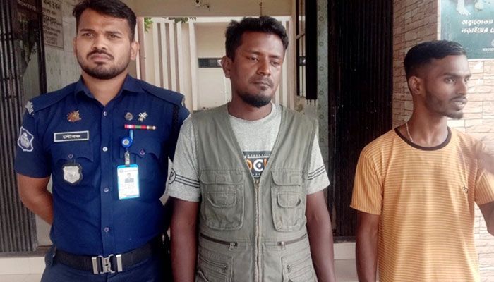 প্রাইভেটকারে ২৪৬ বোতল বিদেশি মদ, গ্রেপ্তার ২
