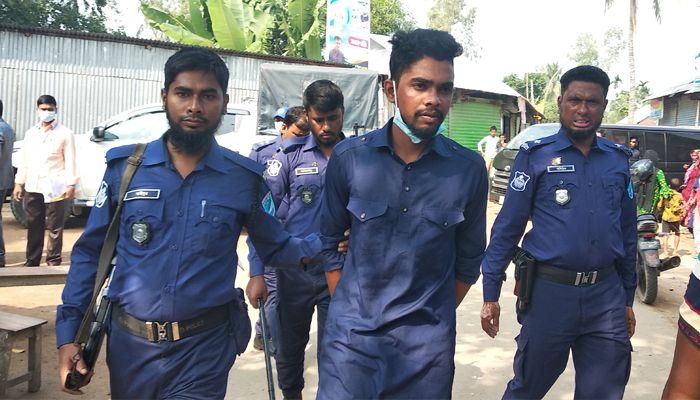 গোপালপুরে ভোটকেন্দ্রের সামনে অস্ত্রসহ যুবক আটক
