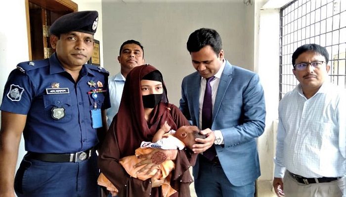 ৩২ দিনের শিশু কোলে পরীক্ষার হলে মা