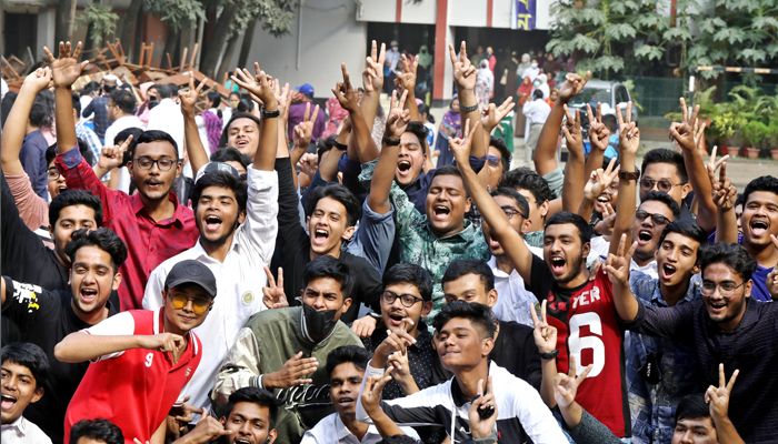 মতিঝিল আইডিয়ালে বাঁধভাঙা উচ্ছ্বাস