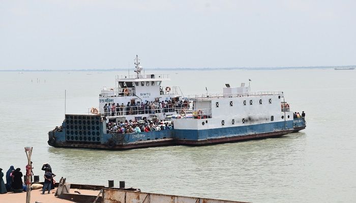 পাঁচ ঘণ্টা পর পাটুরিয়া-দৌলতদিয়ায় ফেরি চলাচল স্বাভাবিক