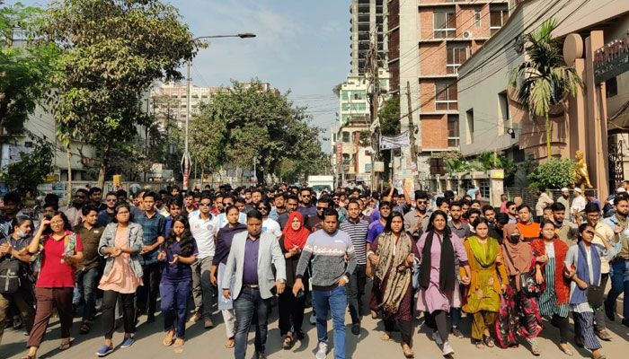 আওয়ামী লীগের দখলে পুরান ঢাকা, সতর্ক অবস্থানে পুলিশ