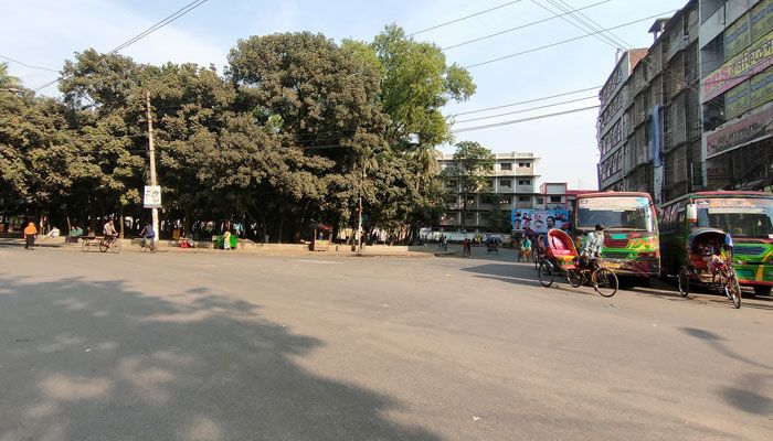 পুরান ঢাকায় ফাঁকা রাস্তাঘাট, আতঙ্কে দোকানপাটও বন্ধ
