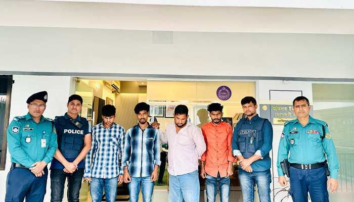 গণপরিবহনে ছিনতাইয়ের ‘বমি পার্টি’