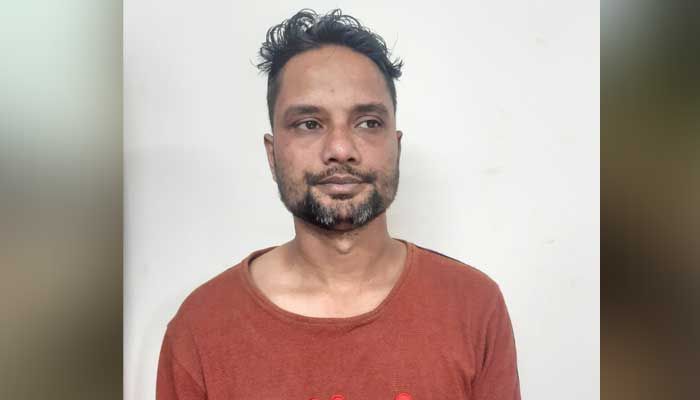 হাসপাতাল থেকে রোগী ভাগিয়ে নিতে গিয়ে দালাল আটক 