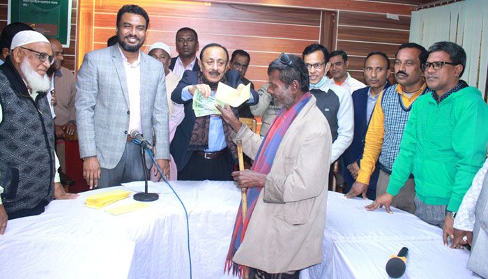 ফুলবাড়ীতে অসচ্ছল ও দুস্থ রোগীদের মাঝে আর্থিক অনুদান বিতরণ
