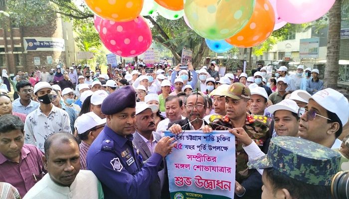 পার্বত্য শান্তি চুক্তির ২৫ বছর উপলক্ষে বেলুন উড়িয়ে র‌্যালির শুভ উদ্বোধন করছেন ব্রিগেডিয়ার জেনারেল জিয়াউল হক ও জেলা পরিষদের চেয়ারম্যান ক্য শৈহ্লা। ছবি : প্রবা