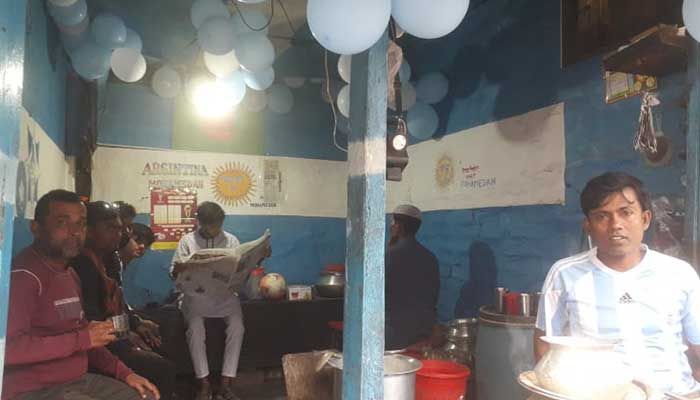 ‘মোহামেডানের’ ডাবল হিটের চায়ের দোকান মোড়া আর্জেন্টিনার পতাকায়