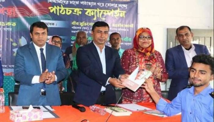 কুইজ প্রতিযোগিতায় বিজয়ীকে বই উপহার দেওয়া হচ্ছে। ছবি : প্রবা
