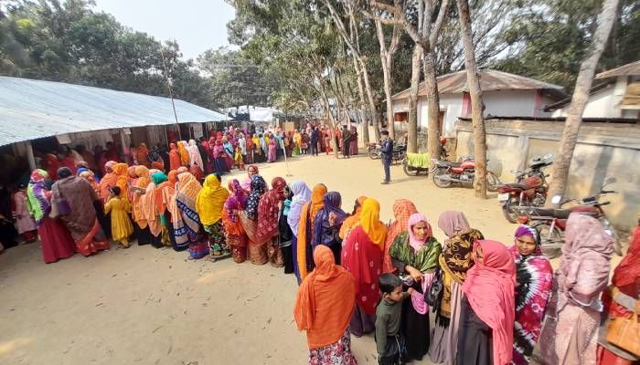 রাজশাহীতে ভোটকেন্দ্রের সামনে একাধিক ককটেল বিস্ফোরণ