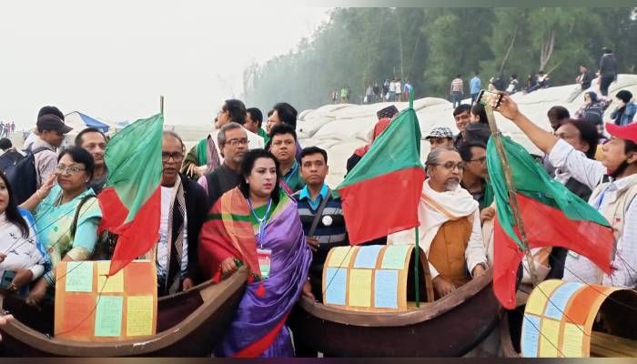 চিরকুট লেখা সাম্পানে বিশ্ব শান্তির বার্তা