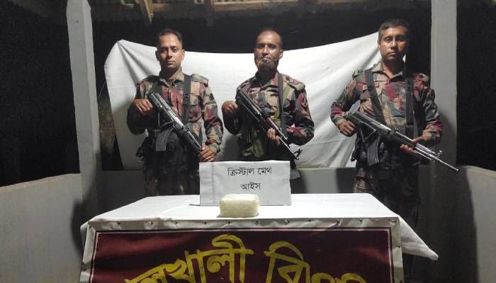 উদ্ধার হওয়া ক্রিস্টাল মেথ আইস। ছবি : প্রবা