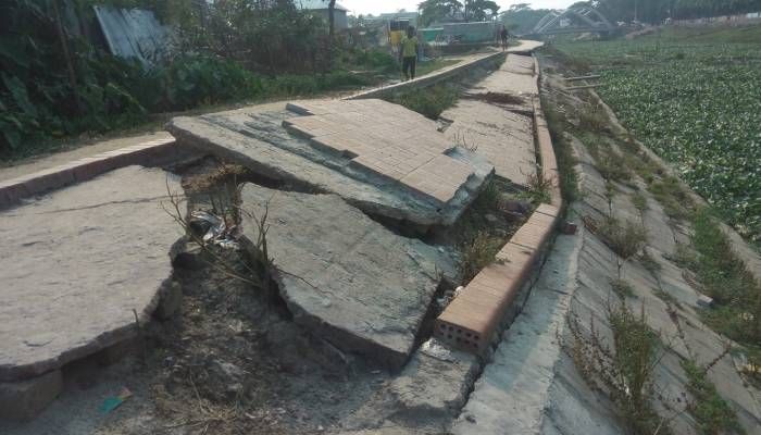 ছয় কোটির টাকার ওয়াকওয়ে নির্মাণের আড়াই মাসে ভাঙন